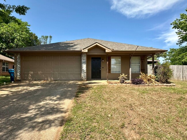 Primary Photo - 3 Bedroom 2 Bath Rental in Whitehouse ISD!...