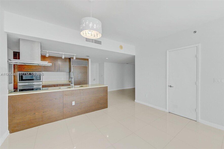 Building Photo - 495 Brickell Ave