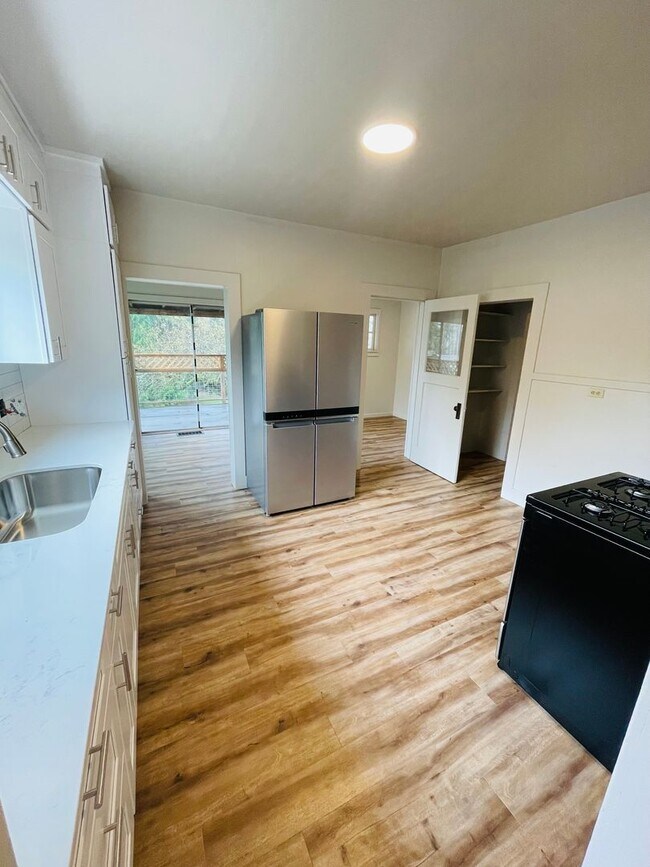 Building Photo - 1100 32nd St