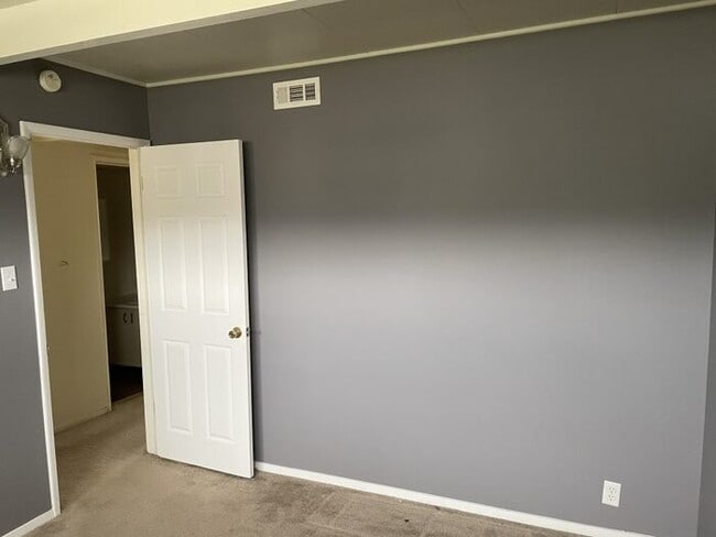 Building Photo - 908 N 70th St, Kansas City, KS 66112, USA