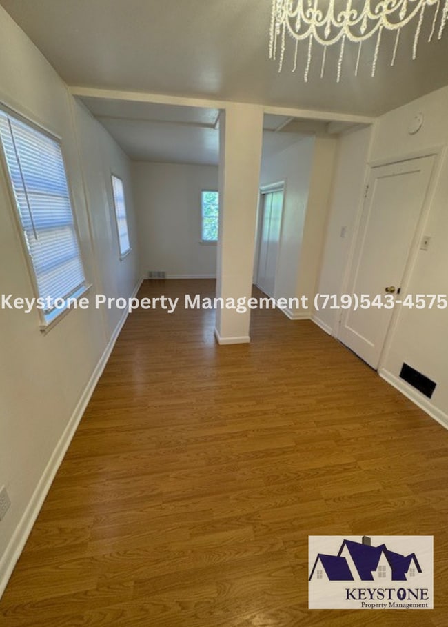 Building Photo - Remodeled 3 Bedroom Plus/1 Bathroom/Carpor...