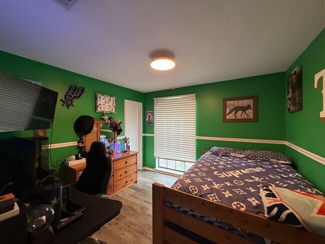 Building Photo - Beautifully updated home IN THE BLUFFS COMING SOON!