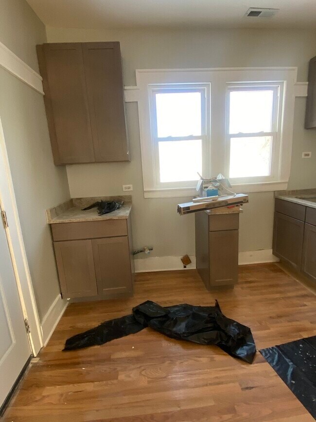 Building Photo - 8046 S Manistee Ave