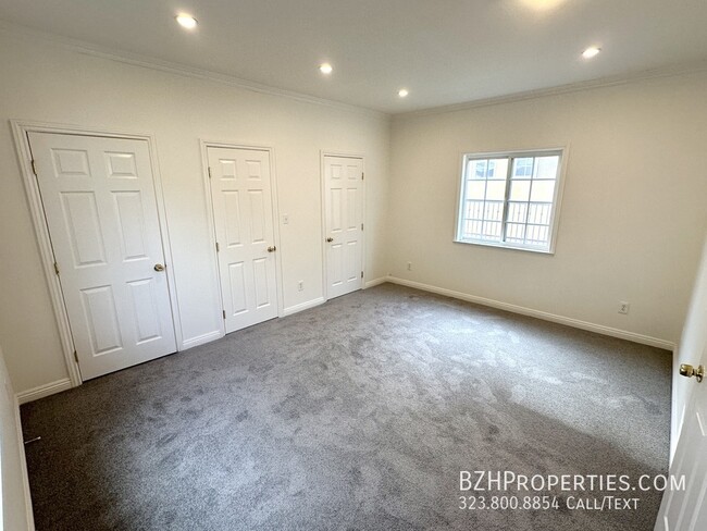 Building Photo - Lovely 2 Bedroom in Hollywood