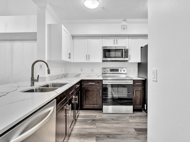 Building Photo - 2433 Centergate Dr