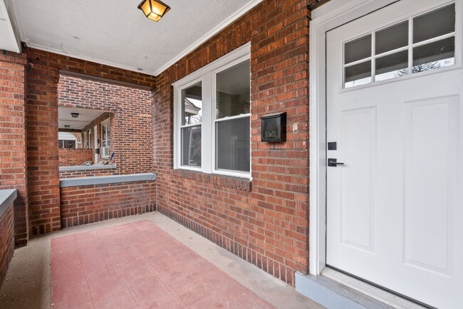 Building Photo - Exquisitely Renovated 3 Bedroom/ 2 Bath in Pittsburgh's East Side