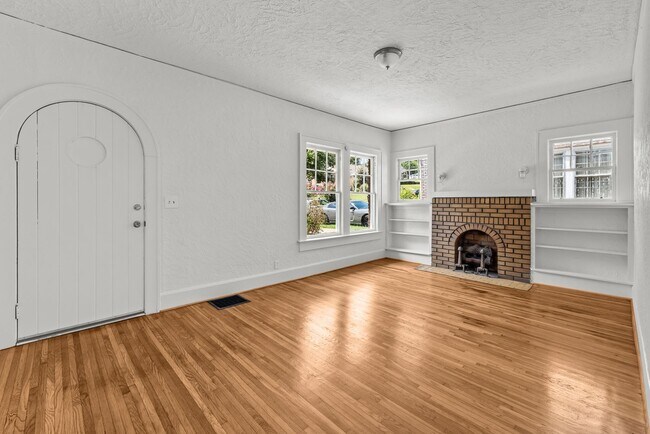 Building Photo - Beautiful Historic 4 Bedroom 2 Bathroom Home
