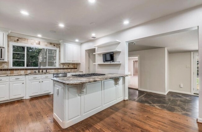 Building Photo - 6307 Deloache Ave