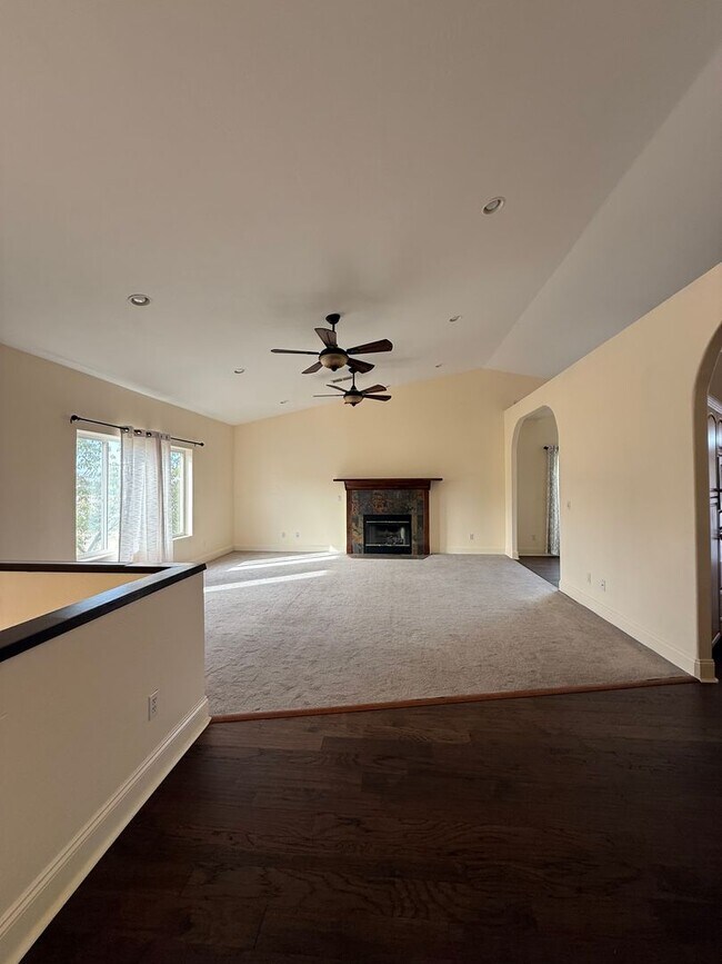 Building Photo - Huge 5 bedroom Home in Scenic Setting