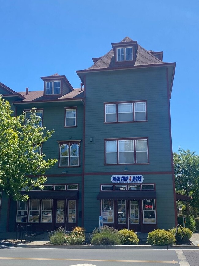 Building Photo - Well maintained 3 bedroom, 2.5 bath condo close to Windsor Town Green