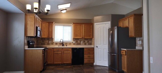 Building Photo - Quaint Home in Eagle Mountain w 2 car garage!