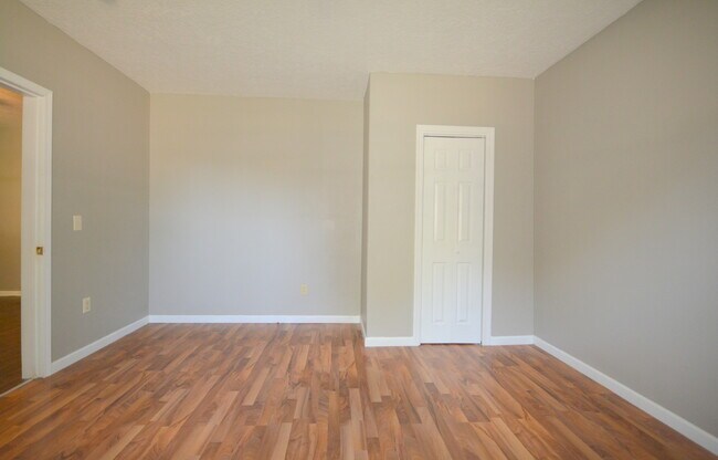 Building Photo - 2 Bedroom 1 Bath Home with a Carport