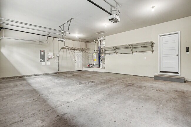 Building Photo - 6120 N Hacienda Ave