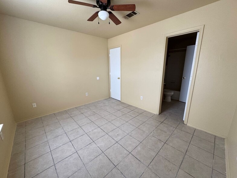 Building Photo - 5702 Greengate Dr