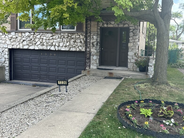 Front Entrance - 1336 N Northwest Hwy