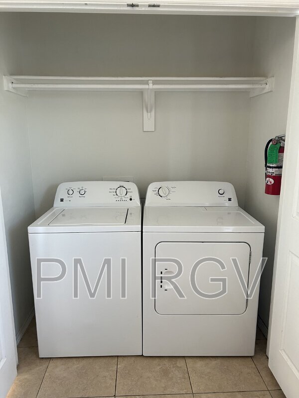 Building Photo - 3007 Linda Vista St