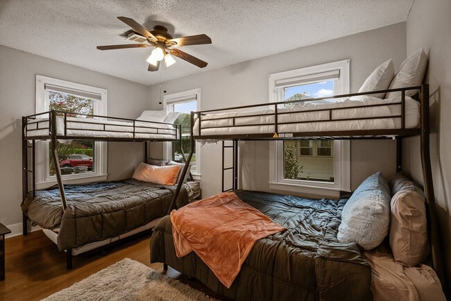 Building Photo - 2 Mead Dr