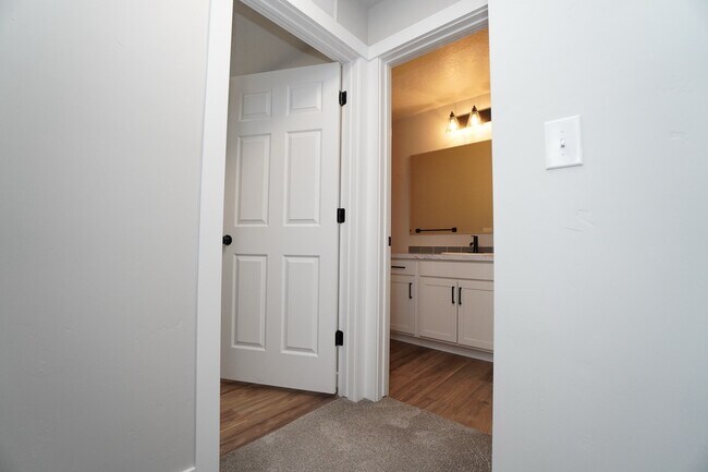 Building Photo - 1512 W Cub River Dr