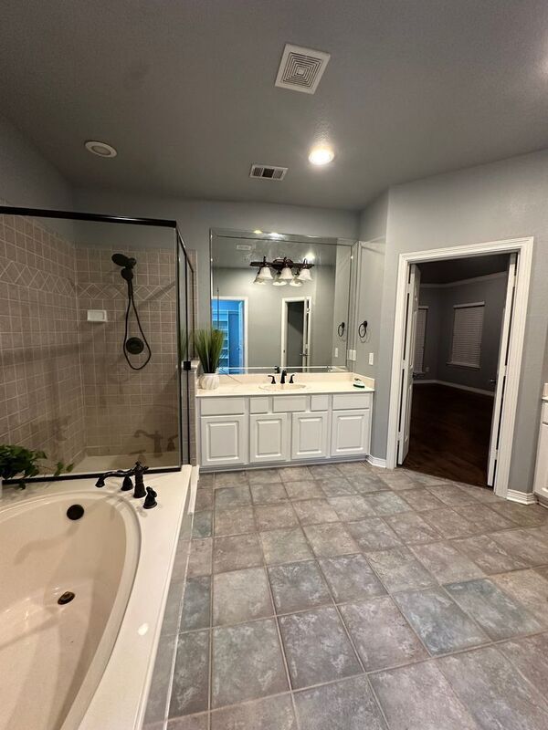 Building Photo - 1004 Colonial Dr