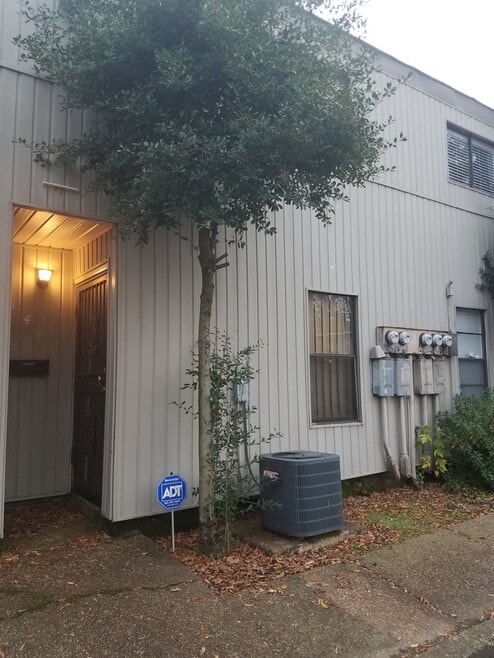 Building Photo - 144 N Auburndale St