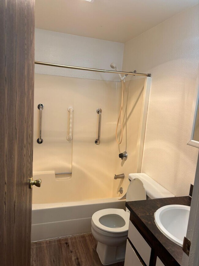 Building Photo - Beautiful ground floor unit in Lynnwood 4-plex