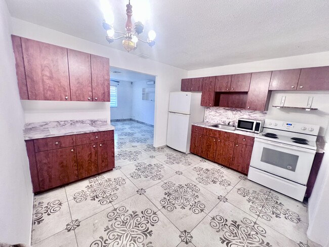 Building Photo - 4630 Myrtle Ln