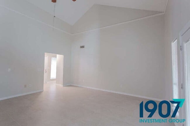 Building Photo - Stunning 3-Bedroom Home with Dramatic Vaulted Ceilings and Loft in OKC!