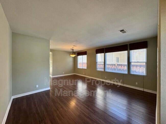 Building Photo - 30997 Oakhill Dr
