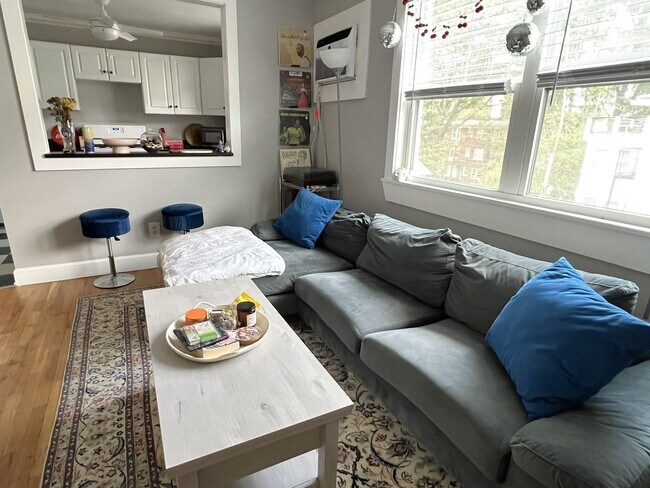 Building Photo - 2nd Floor 1BR/1BA + PORCH - Midtown Garden District