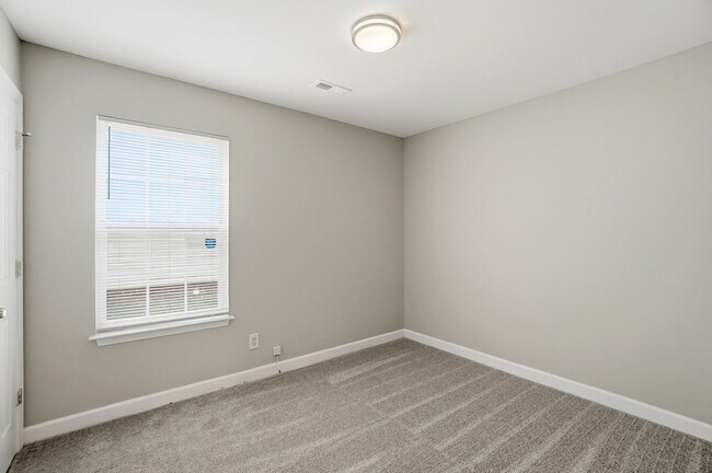 Building Photo - 3 bedroom single family home!