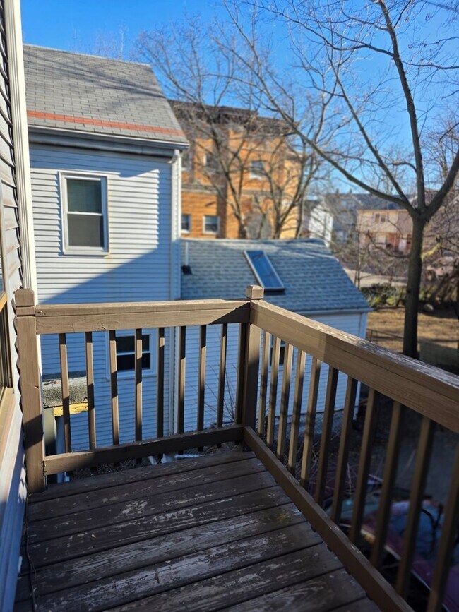 Building Photo - No Brokers Fee, In-Unit Laundry, Eat-in Kitchen, Large bedrooms, 3 Full Bathrooms