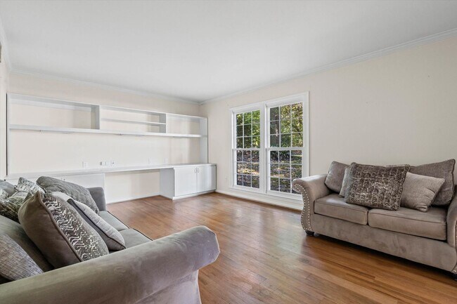 Building Photo - Five Bedroom in Country Club Woods