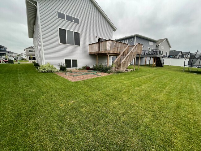 Building Photo - Spacious 4 Bed, 3 Bath Home in West Fargo