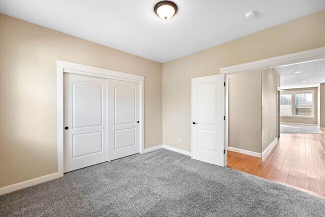 Building Photo - Beautiful Gated Fisher’s Landing Townhome with 4 Bedrooms, Gas Fireplace & Central AC