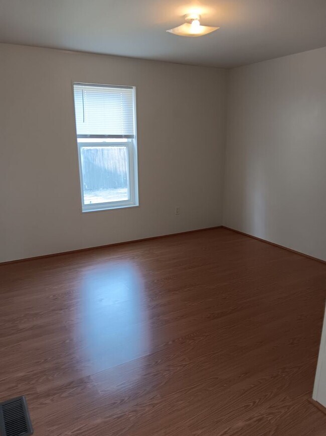 Building Photo - 4 Bed House in Cove