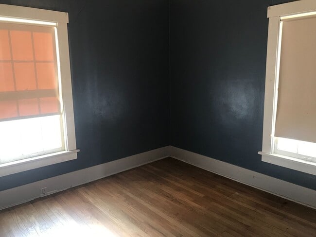 Building Photo - Cute 2 bedroom house $995