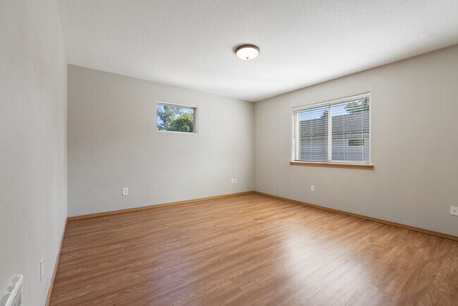 Building Photo - 3Bed/1.5 Bath House available