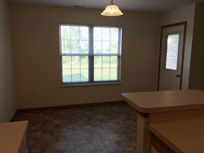 Building Photo - Laurel Creek Apts, 2225/2227 Shamrock Ln