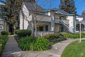 Building Photo - Excellent lower level Condo in Gated Warm ...