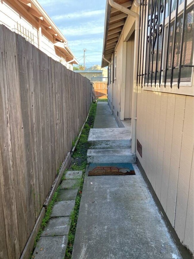 Building Photo - 560 3rd St