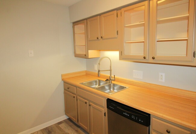 Building Photo - (Coming Soon) 2 Bedroom Condo In South Park!