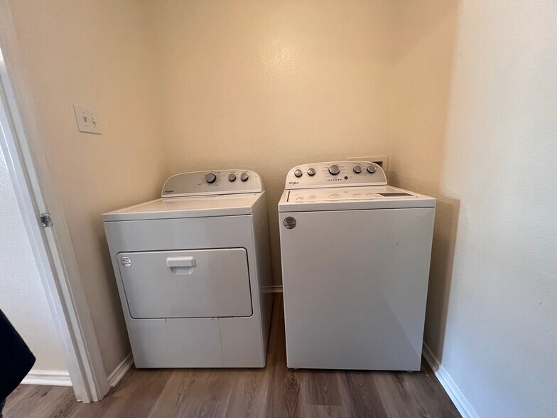 Building Photo - 8911 Valley River Dr