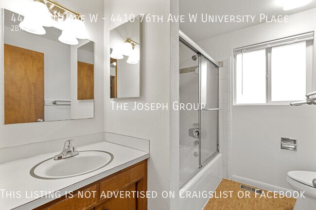 Building Photo - Sun-filled 2BD/1BA in University Place Duplex