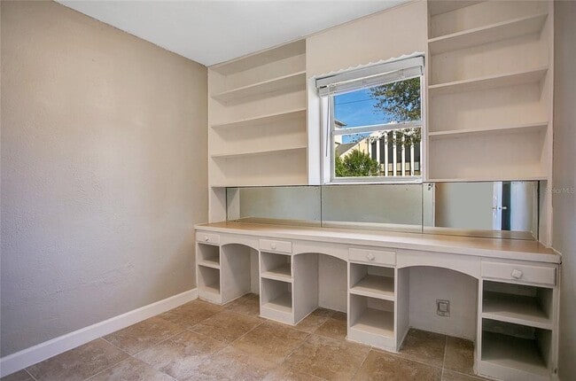 Building Photo - 541 N Capen Ave