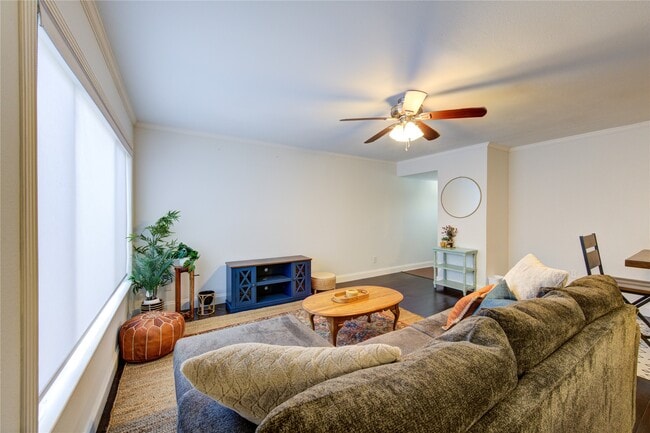 Building Photo - 1909 Brun St