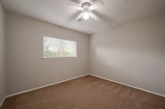 Building Photo - 1126 W Belgravia Dr