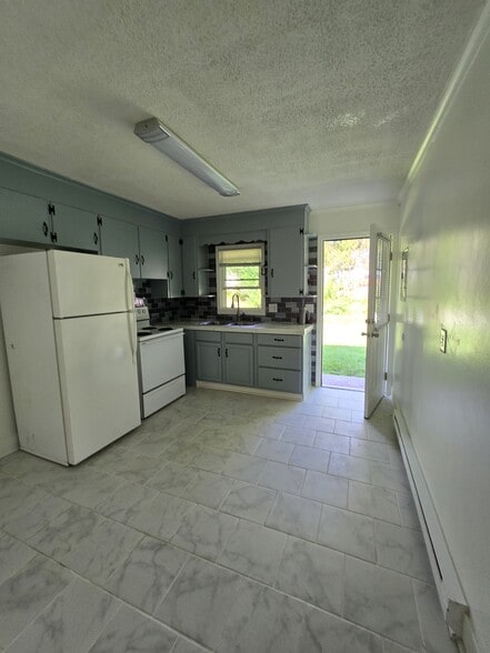 Large kitchen tiled backsplash and counter. - 511 Reid St