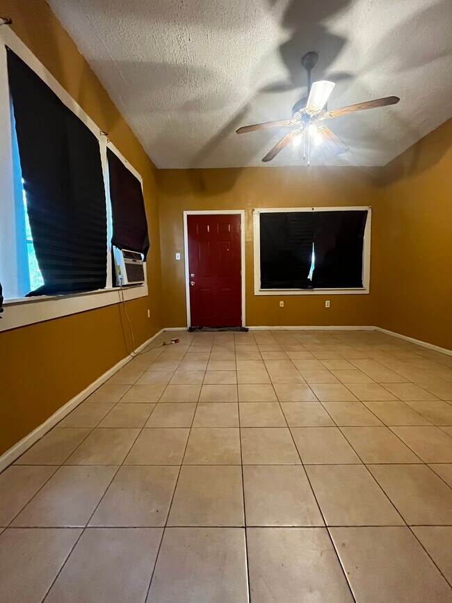 Building Photo - 2331 Saint Anthony St