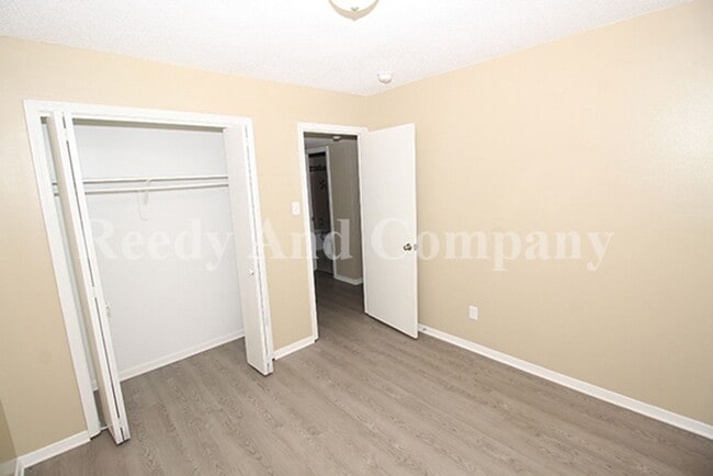 Building Photo - 3879 Briar Pl