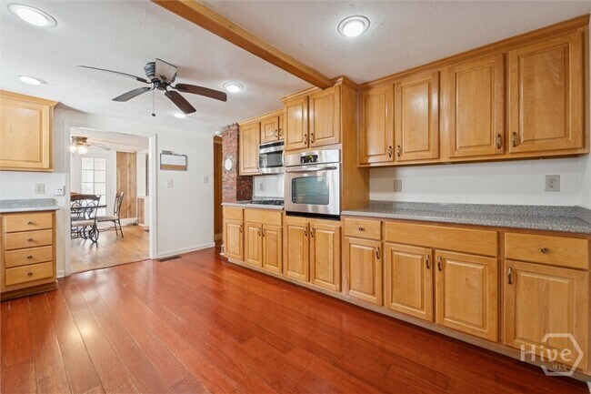 Building Photo - 742 E Park Ave